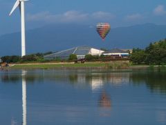 烏丸半島を後にして、大津方面に向かって走って何か所かに車を停めて、琵琶湖+気球のコラボ写真が撮れるかな?と試みましたけど、木が邪魔で全然見えない!　気球も係留されていて、そんなに空高くまでは上昇しないので、全然見えないことが判明。

結局、逆方向に車を走らせて、烏丸半島の入口を通り過ぎ、湖岸山賀の信号の手前にあった駐車場に停めたら、こんな素敵な場所を発見!　みずの森に建つ、かなり大きなくさつ夢風車も一緒にパチリ☆