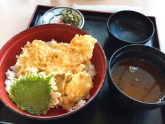 琵琶湖内で繁殖する外来種のブラックバスの天丼を食べることが出来る、とっても珍しいレストランだから。　普段は邪魔モノ扱いされている魚で、魚釣りをする人たちへも、キャッチ&リリースは禁止してる魚です。　増えすぎて、結構大変みたいなので、私が食べて1匹でも減らそう!という事で(笑)

きちんと下処理をするのは大変なんでしょうけど、とっても美味しくてビックリしました!　この日は、湖の幸の天丼(ブラックバスと琵琶マスの天丼)をオーダーしたのですが、琵琶マスはフツーに味の薄いサーモンの天ぷらだったな…。　ブラックバスの天ぷら、美味しすぎたので、次回はブラックバスonlyの天丼を食べたいです!