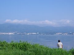 琵琶湖では、朝釣りをしてる人たちがたくさん。　湖岸沿いの駐車場も無料なので、思い思いに早朝から釣りを楽しんでいるんですねー。　

おじさんと琵琶湖をパチリ。