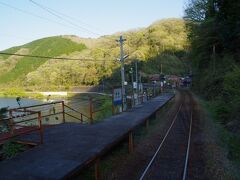 ただでさえ本数が少ない三江線でも、さらに通過列車がある「長谷駅」

この列車は止まります。