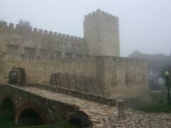 トラムやタクシーを乗り継いで、サンジョルジェ城へ。

お城というよりも城塞の遺跡です。