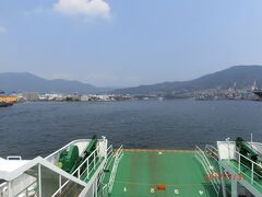 江田島の小用港から瀬戸内シーラインで呉港に着きます。
右側には造船所があります。
まだ遠くよく分かりませんが、
大和ミュージアムもくじら館も見えます。