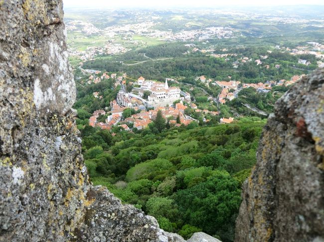 ムーアの城跡から王宮をのぞむ。