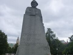 革命広場のマルクス像。