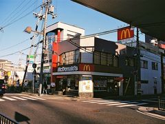 そしてマックで軽食を摂ります♪

ﾊﾗｶﾞﾍｯﾃﾊｲｸｻﾊﾃﾞｷﾅｲ。