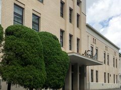 少し時間があったのでノリタケの森に行くことにしました。
日曜のTBSドラマで登場しそうな昭和なエントランス。