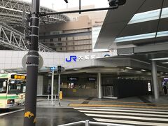 おはようございます、早朝のＪＲ大阪駅です。
たいてい新幹線で大阪入りするので『大阪駅』ってなんだか新鮮…。
いつもは『新大阪駅』利用だもんね。

しっかし大阪は朝から蒸し暑いなー。そんな大阪を脱出し、早いトコ北に向かうわよ！
まずは改札で2名分のハンコを青春18きっぷに押して貰って、いざ出発。
ガラガラだったので余裕で座れました。しかも2列シートでとっても快適。

大阪7：15→米原8：41
