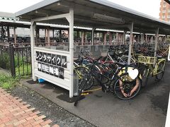 敦賀市内はちょいちょい観光スポットが離れているので、駅の観光センターにてレンタサイクルを申込みます。
良心的なお値段で、ママチャリ2時間までなら￥300
貸出し自転車は駅から少々離れた駐輪所（と言っても徒歩2分くらいだけど）にありました。

んん？？いきなりやまたんが宛がわれた自転車、タイヤの空気抜けてるー。
結構錆もあるしメンテナンスゆっるいなぁ。

…と、この時はまだ笑っていられたのであった（立派なハプニングフラグが立った瞬間）