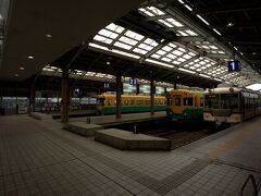 翌朝の富山駅、各方面へ向かう列車。