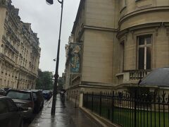 ラ・ミュエットの駅で下車してマルモッタン美術館に向かいます。グーグルマップが美術館までの道のりも出してくれます。本当に助かりますね。

お天気は雨。上着が必要なぐらいの寒さです。
美術館の入り口では厳重な荷物チェックがありました。安心の為にも必要ですね。