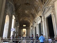 サン・ピエトロ大聖堂にきました。
ここはアトリウム（前室）
