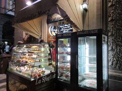 デザートも欲しいよね、ってことでこちらもウンベルト1世のガッレリアにある
有名店、スフォリアテッラ・マリィ。