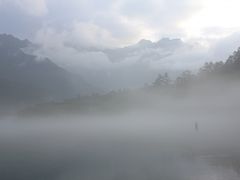 木道を抜けると一気に開けた視界の先には大正池☆彡
朝靄が湖面を覆うように広がっています
まるで水墨画で描かれた風景の様な美しさは感動の一言(＠_＠;)
