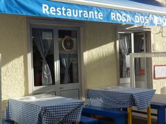 Restaurante Rosa Dos Ventos。
19時オープンということで19：05頃に行きましたが、お店の中の席は満席。
外は寒そうでどうしようかなと躊躇していたら、オーナーさんが中からちょっと待っていてと声をかけてきました。
お店の前で5分位待っていましたが、その後音沙汰ないので他所行く？みたいな感じでフラフラ立ち去ろうとしていたら、オーナーさん「待って～忘れてないよ～」と叫んでいます。