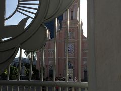 五行山を出て、その後は買い物をしにビッグCへ。
そこでも運転手さんに１時間半程待ってもらって、その後ホテルへチェックインしました。
この写真はホテルの裏手にあるダナン大聖堂。夕方でもう閉まっていました。