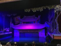 次は水上人形劇場です。
満席でした。外国人に人気みたいです。
5列目だったのですが、ちょうど前の席にビックな外国の方が座ってしまったため、見えにくい席になってしまいました。