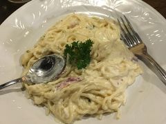 夕食は有名なリトルハノイへ。
パスタとガーリックトーストを食べました。
写真、食べかけですみません。

ハノイはパンが美味しいです(^ ^)
ガーリックトーストが美味しかったです。