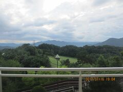 食堂からの景色。

雲が晴れたら御嶽山が見えるらしい。