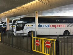 ヒースロー空港に到着しました。
本日宿泊するホテルの近く迄は高速が便利なので
バスを利用します。