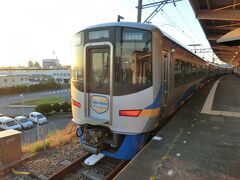 特急サザン54号.なんば行です。
12000系と言う、特急サザンの指定席車両に運用されている車両だそうです。
では、乗りましょう。

②南海:特急サザン54号.なんば行
和歌山港.18:53→新今宮.19:59 (65.6km/乗1:06)