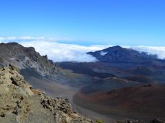 最初の寄港地マウイ島
ハレアカラクレーター標高３，０５５ｍ
バスで一気に頂上まで登ります、富士山が３，７５５ｍですからいかに高いか。
