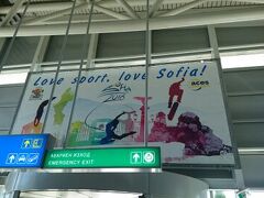 ドバイからフライドバイに乗ってブルガリアの首都ソフィアに到着しました。
首都の空港にしては小さめの空港です。