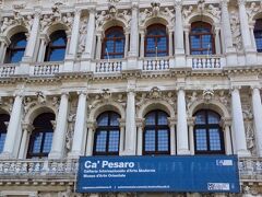 カ・ペーザロの建物。
ペーザロ家の宮殿であり、今は国際現代美術館。
カナルグランデ沿いには豪華な商館や宮殿の建物が目白押し。
ヴァポレットからは歩かずに運河沿いの建物を見学できます。