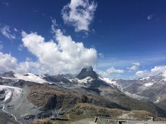 目の前に迫るマッターホルン。

頭の上に雲がかかっているのがおしい…
この日は最後まで全景は拝めませんでしたがこの景色でも十分と思える迫力でした。