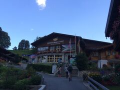 スイス旅行４日目。

この日は、スイス旅行一番の目的であるフィルストでのハイキングをします。

フィルストへは村の端っこの方にあるロープウェイ乗り場からロープウェイに乗っていきます。
夏期は8時から運行していますが、８時過ぎに行ったらすごく空いていました。

日本語観光案内所の方もフィルストは午前中はそんなに混んでいないとおっしゃていました。みなさん午前はユングフラウの方へ行っちゃうのかな。
午後から混み始めるらしいです。
