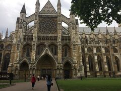 ウェストミンスター寺院は朝一番に行きましたが長蛇の列。
でもロンドンパス用の列が別にあります。
ここも結構人が並んでましたが
一般用の列よりはかなり早く入れました。

個人で回る人はこのパスを使うのが王道みたい。