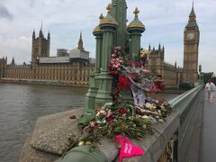 このウェストミンスター橋で3月にテロが発生しました。
まだお花がたくさん献花されてます。

この次の日にロンドン橋で再びテロが発生しました。
テロは許せません。