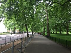 衛兵の交代を良い場所見る為に少し早いですが
バッキンガム宮殿に向かいます。
どうせ行くなら公園内を歩いて行った方が気持ち良いので
ロンドンのセントラルパークみたいな公園内を歩いて行きます。