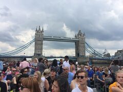 船には観光客満杯。人気ですね。

私、ここをずっとこの橋がロンドン橋だと思って観光してました。
ここはタワーブリッジでロンドン橋とは違うらしいです！(◎_◎;)