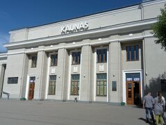 途中とっても田舎駅，ホームがない，駅の直ぐ側に馬がつながれてる（自転車代わり？！？！），迎えに来てる車も獣道みたいなとこ通ってる？！？！って感じの駅に止まりながらカウナスに到着！！