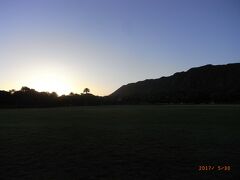 ハワイ三日目、カピオラニ公園で日の出を見るよ&#127749;


洗顔してさっさとスキンケア＆日焼け止めだけ急いで塗り

早足で公園へ向かうよ～


よしくん、せかさないで(*_*;