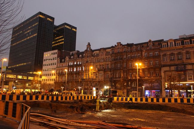 おはようございます。<br /><br />早いもので、もうブリュッセルを離れる日。<br />最後までブリュッセルを楽しむべく、朝は早起きして朝食を食べに行く事にしました。<br /><br />陽が短いヨーロッパの冬。<br />外はまだ薄暗いですが、工事現場ではもう仕事が始まっています。