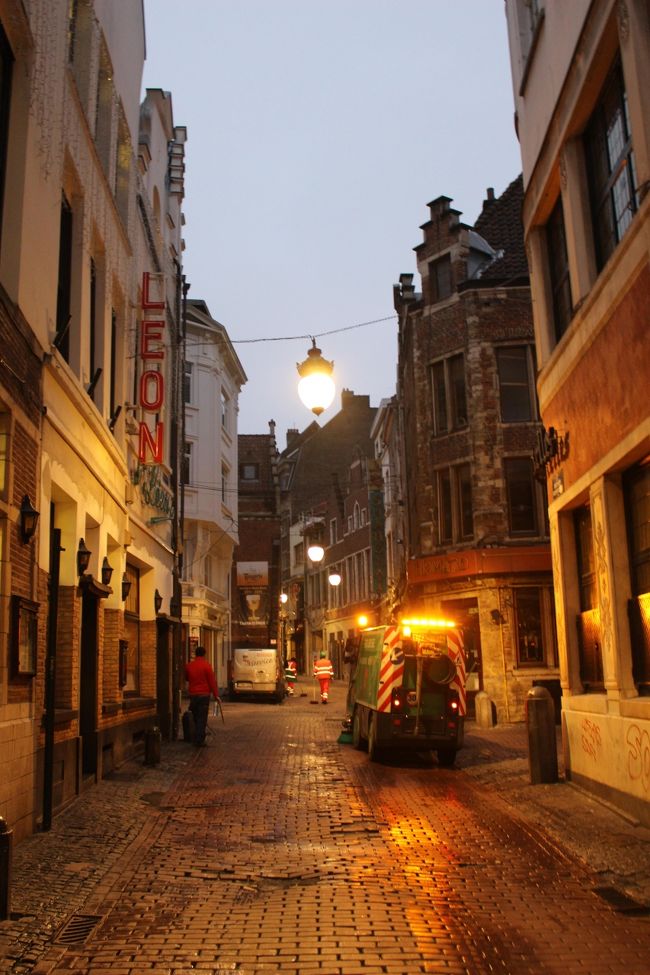 毎晩、沢山の人で賑わうムール貝が有名な人気店、「LEON」<br /><br />朝の静寂に包まれています。<br />