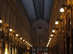 朝のギャルリー・サンチュベール。

もう朝の8時を過ぎているのにまだ夜のよう。
ほとんどのお店は開いていないので、ひっそり静まり返っていますね。