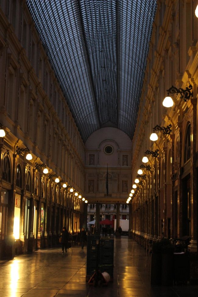 朝のギャルリー・サンチュベール。<br /><br />もう朝の8時を過ぎているのにまだ夜のよう。<br />ほとんどのお店は開いていないので、ひっそり静まり返っていますね。