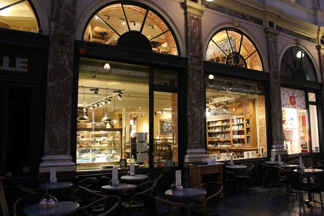 こんなに静かだと開いているのか心配になりましたが、お目当てのル・パン・コティディアンはもう開いていました♪<br /><br />ちゃんとチェックしてから来たけどね。<br /><br />★Le Pain Quotidien （ギャルリー・サンチュベール店）<br />http://www.lepainquotidien.be/en/store/le-pain-quotidien-galerie-de-la-reine/#.WYrBv2cUmUk<br /><br />営業時間<br />月～土: 7:00-19:00<br />日・祝: 8:00-19:00<br /> （ラストオーダー: 18:30 ）