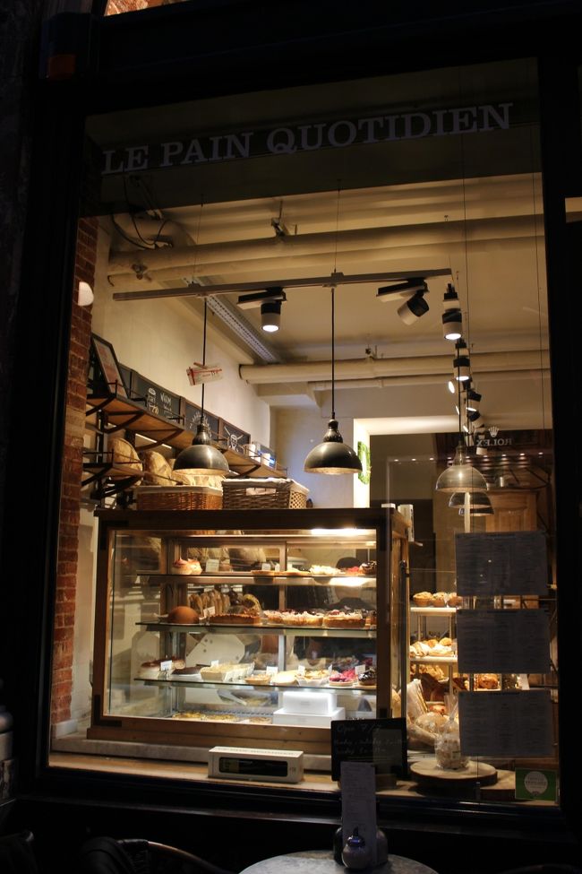 パンやケーキはもう並んでいますよ。