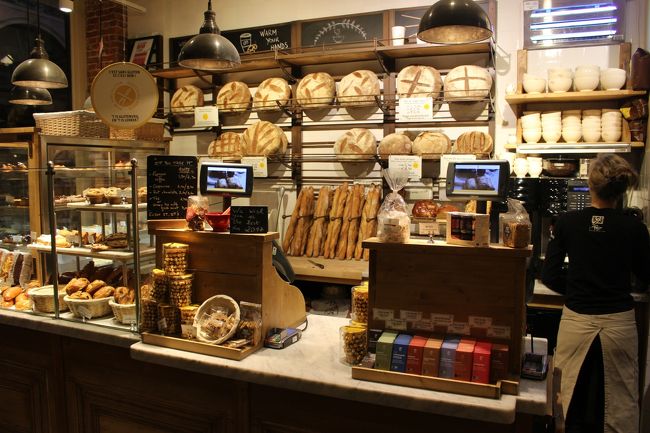 焼き立てのパンが美味しそう！<br /><br />もちろん持ち帰りも出来るので、この辺りで働いている方もひっきりなしに買いに来ていました。<br />