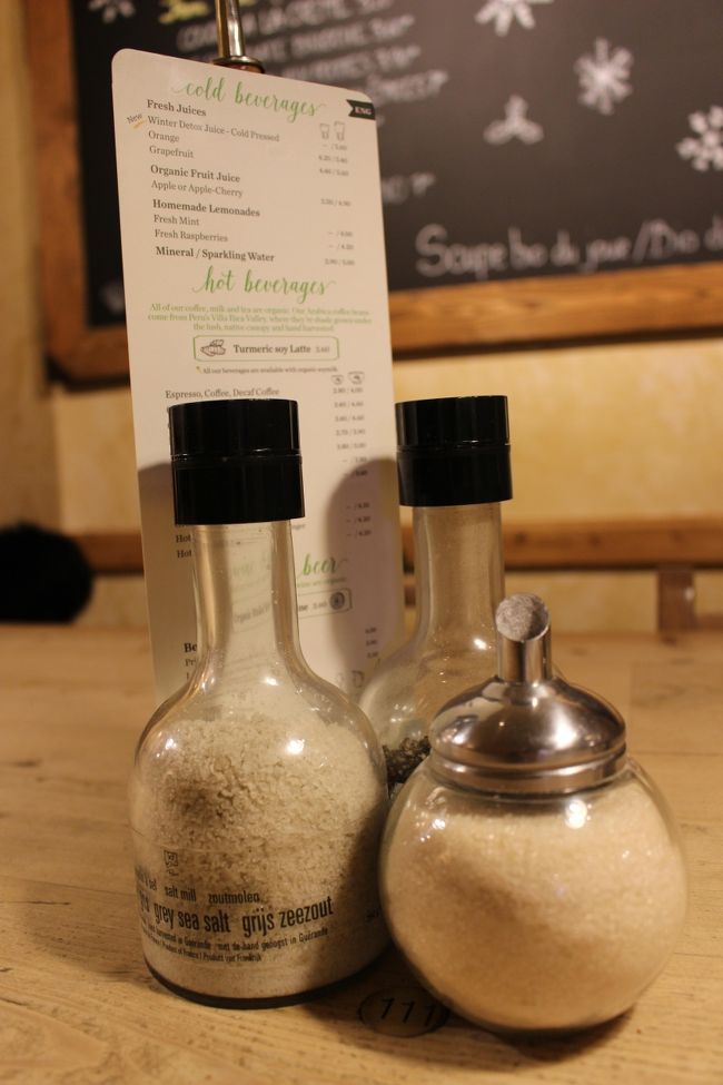 テーブルにはオーガニックの調味料。<br />（多分オーガニック...）