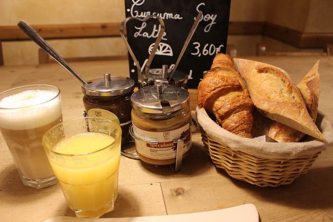 そしてこちらが「Le Pain Quotidien」セット。<br /><br />パン2種類にフレッシュオレンジジュースとラテ・マキアータ。<br />選べるホットドリンクも全部オーガニックと言うこだわり。