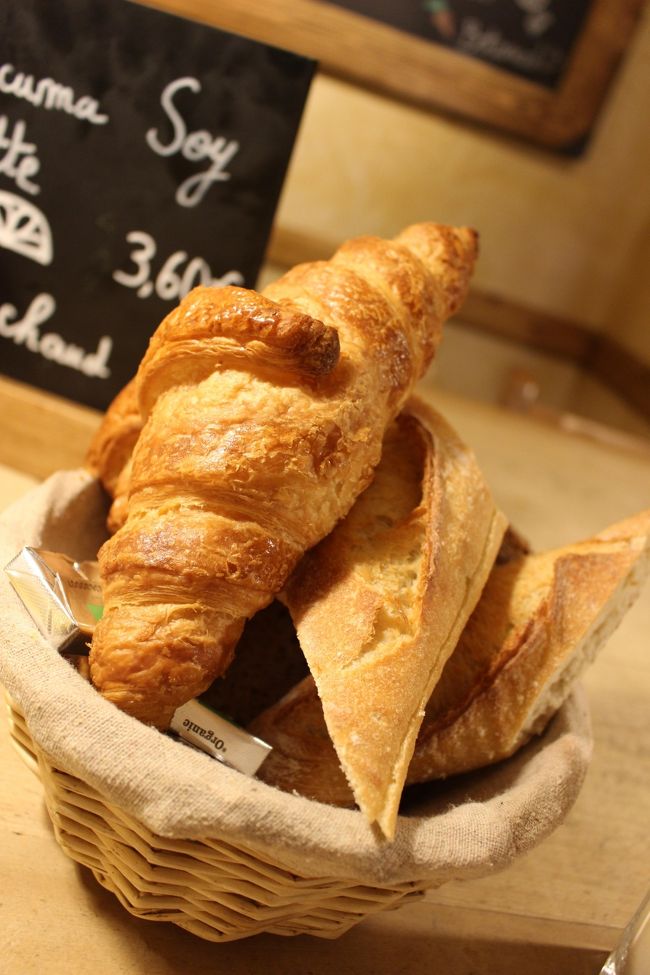 焼き立てのクロワッサンはサクサク、バゲットは外側はバリッと、中はもっちりで度しらも美味しい～☆<br /><br />今、写真見ているだけでもまた食べたくなってくる...。<br /><br />クロワッサンかパン・オ・ショコラか選べたのでクロワッサンにしたけど、パン・オ・ショコラも捨てがたかったな～。<br /><br />ル・パン・コティディアンは既に日本にも上陸しています。