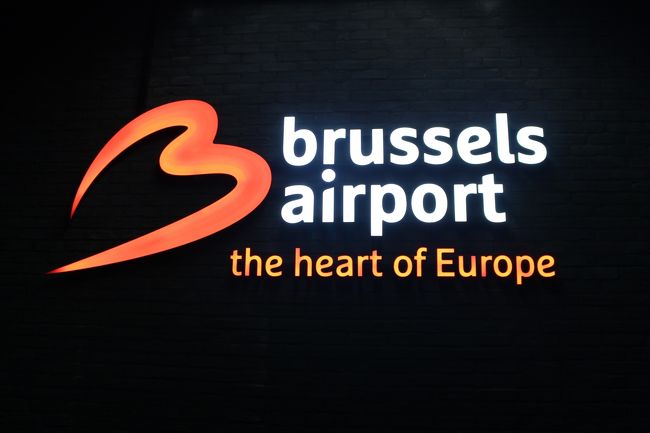 友達のお姉さんの体調がすぐれない事もあり、空港まではタクシーで向かいました。<br /><br />タクシー使っちゃうと楽だわ...。<br /><br />そして、ブリュッセル国際空港に到着。<br />昨年、テロがあった場所だけあり、ちょっとドキドキ...。