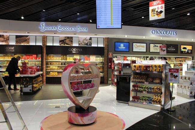 そんなこんなで、とりあえず無事にチェックインは終わり、（正直、初めてエクスペディアで取ったので心配だった(^^ゞ）いざ、免税店へ！！<br /><br />ちなみに、シュンゲン協定加盟国内の移動なので、出国審査はなし。<br /><br />ブリュッセルの空港はチョコレート天国＼(^o^)／<br /><br />って、まだ買うか！<br />