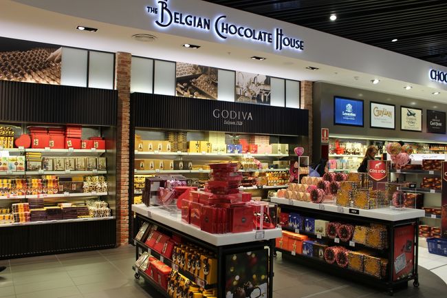 ブリュッセル空港は世界一チョコレートが売れる場所なんですって！<br /><br />それもそのはず、チョコレート大国ベルギーの有名チョコレートが集まっているんですから！<br /><br />お土産を買い忘れていても大丈夫♪<br />これだけ沢山のチョコレートが売ってるのですから、空港で探せますよ(^_-)<br />私も少し買い足しちゃいました。