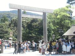 自転車（ギア付き）で25分かかりました。日焼け止めを塗って、高低差のある道をひた走り・・・。