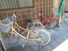 内宮へは、レンタサイクルを利用します。外宮門前の観光案内所と駅前の手荷物預かり所の2か所で借りることができます。4時間500円。バスで行くと片道430円往復すると860円。時間に余裕があれば、バスの1日券1000円を購入するのもよいですが、我々は、若さをアピールして自転車にしました。